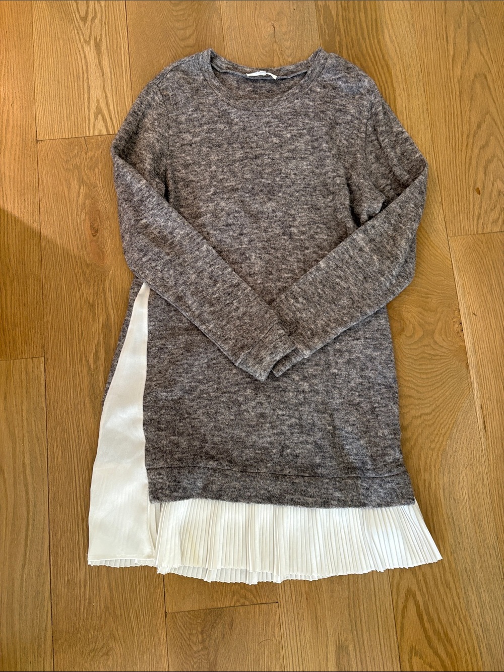 Gray Long-Sleeve Sweater with White Pleated Hem